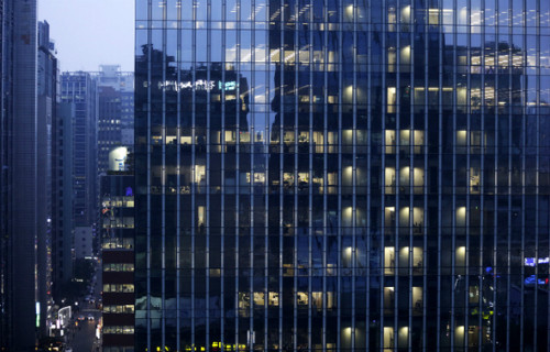 Đèn sáng tại một cao ốc ở Seoul khi các nhân viên vẫn làm thêm ngoài giờ tới nửa đêm. Ảnh: hankyoreh.