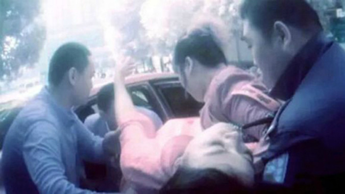 Cô dâu gặp tai nạn ngay trước lúc tổ chức hôn lễ. Ảnh: Mirror.