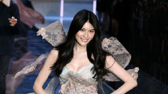 Show thời trang lớn nhất năm của Victoria's Secret ghi hình tối 10/11 ở New York, Mỹ (giờ địa phương). Hà Tuệ (Sui He) lần thứ năm được mời trình diễn.