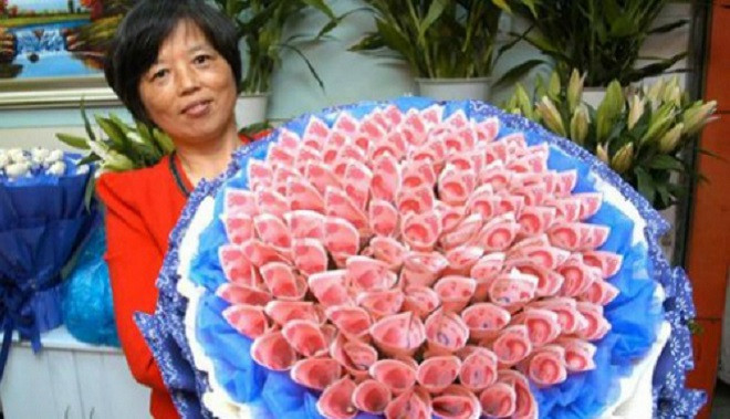 Bó hoa gấp từ tiền 100 nhân dân tệ. Ảnh: SCMP