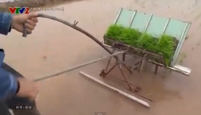 Nông dân Thái Bình chế tạo thành công máy cấy lúa không động cơ