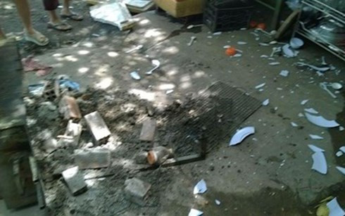 Nhóm thanh niên mang dao, kiếm đi xe máy bất ngờ xông vào quán chém loạn xạ. Ảnh minh họa.