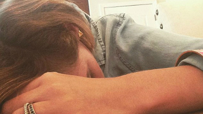 Chị Sara chia sẻ hình ảnh mình kiệt sức gục xuống bàn sau khi chuẩn bị cho hai con đến trường. Ảnh: Facebook.