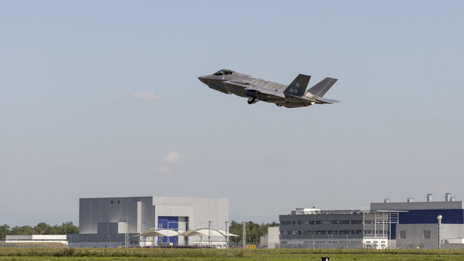 Một máy bay chiến đấu F-35A đang thử hỏa lực tại 1 căn cứ không quân Mỹ tại Florida. Ảnh: AP