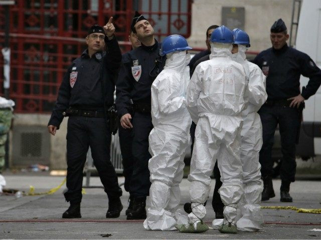 Quân đội Pháp thắt chặt an ninh nhằm bảo vệ nguồn nước tại thủ đô Paris do lo ngại về IS đầu độc. Ba người trong số quân nhân mặc bảo hộ chống vũ khí hóa học