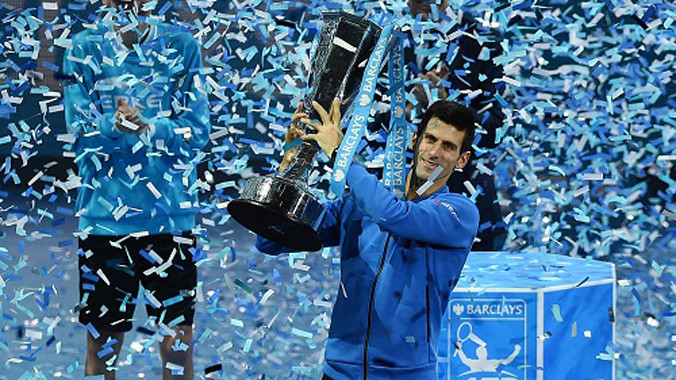 Tay vợt số một thế giới trên bục vinh quang. Ảnh: Reuters.