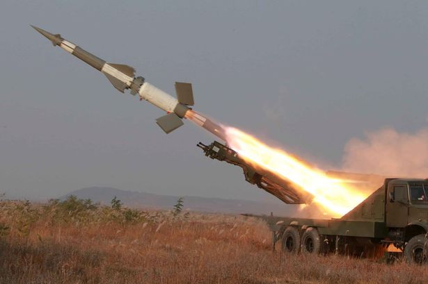 Một tên lửa của Triều Tiên được phóng khỏi bệ phóng. Ảnh: Mirror