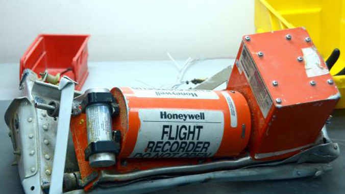 Một bức ảnh được Bộ các vấn đề khẩn cấp Nga công bố cho thấy hộp đen của máy bay A321 rơi tại Ai Cập. Ảnh: Independent