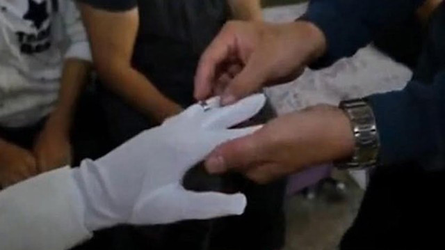 Chàng trai làm đám cưới với tro cốt của bạn gái