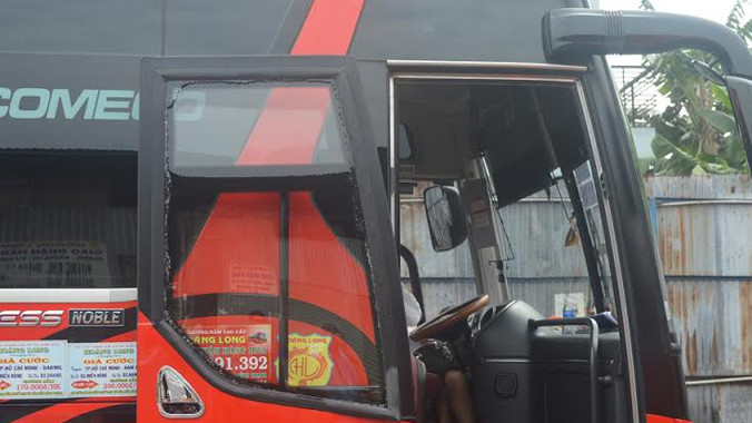 Kính cửa xe bị chém bể nát.