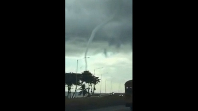 Hiện tượng thiên nhiên 'ống hút của Chúa' kì lạ ở Dominica