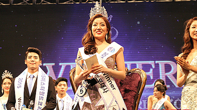 Chung kết Hoa hậu Thế giới Hàn Quốc diễn ra tối 21/11 ở Gangwon - nơi đăng cai tổ chức Thế vận hội mùa đông 2018. Wang Hyun vượt qua 34 thí sinh giành ngôi vị Hoa hậu. Cũng trong đêm thi, danh hiệu Quý ông Thế giới Hàn Quốc (Mister World Korea 2015) được 