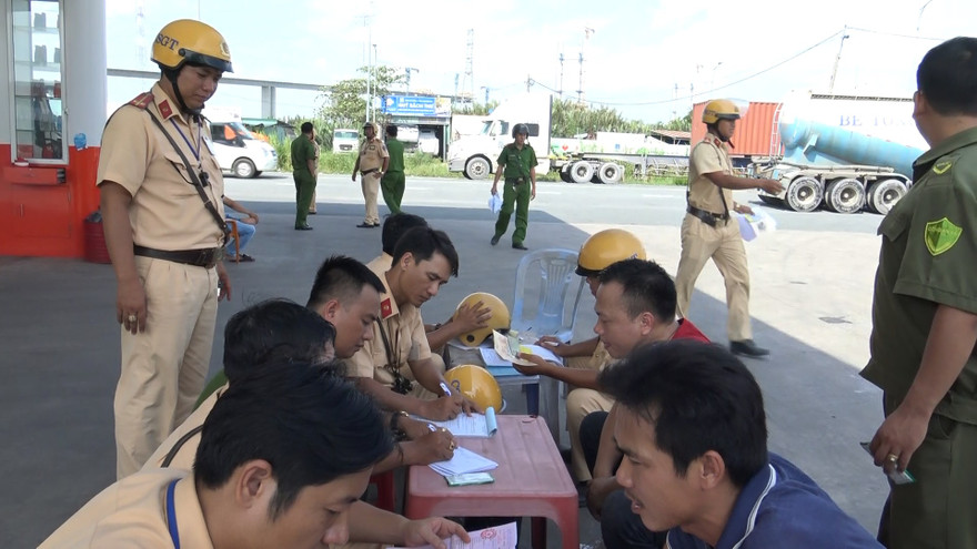 Lực lượng chức năng chốt chặn kiểm tra phương tiện.