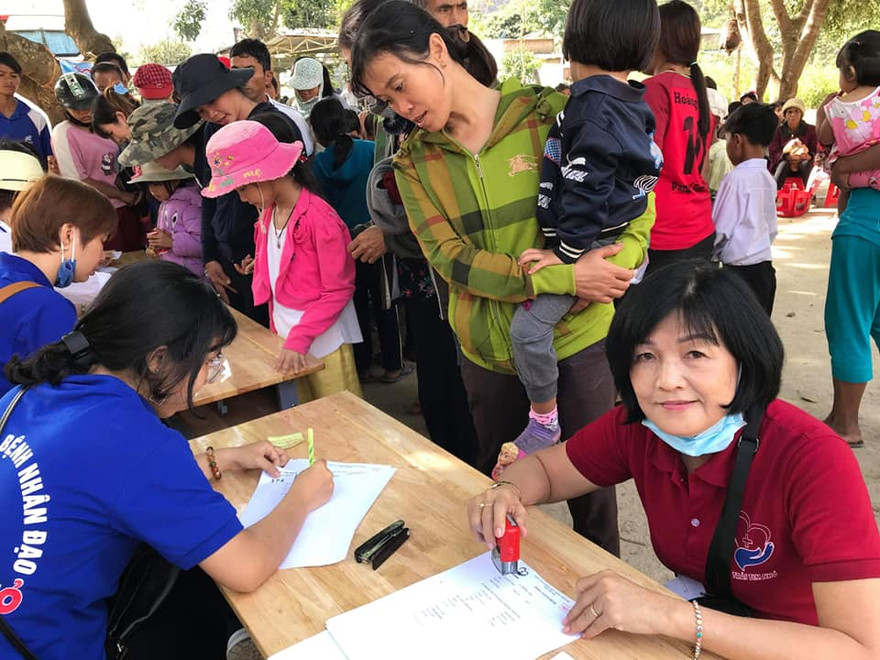 Nhóm Trái Tim Nhỏ khám bệnh, phát thuốc cho người nghèo.