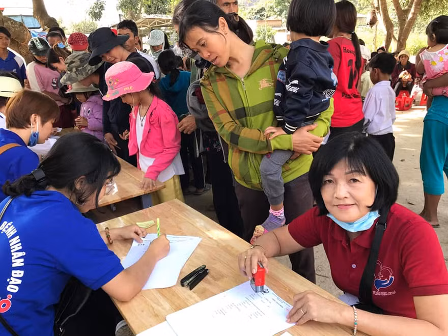 Nhóm Trái Tim Nhỏ khám bệnh, phát thuốc cho người nghèo.