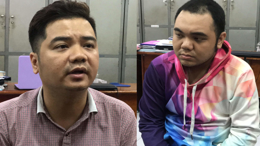 Hồ Sĩ Nam Trung (bên trái) và em trai tại công an.