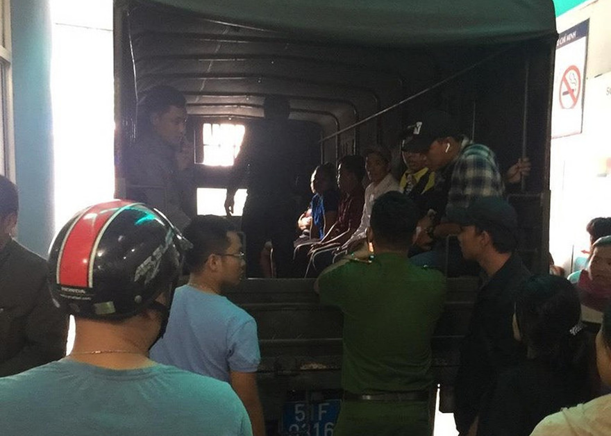 Nhóm 'cò mồi' ở bệnh viện bị công an đưa về trụ sở làm việc.