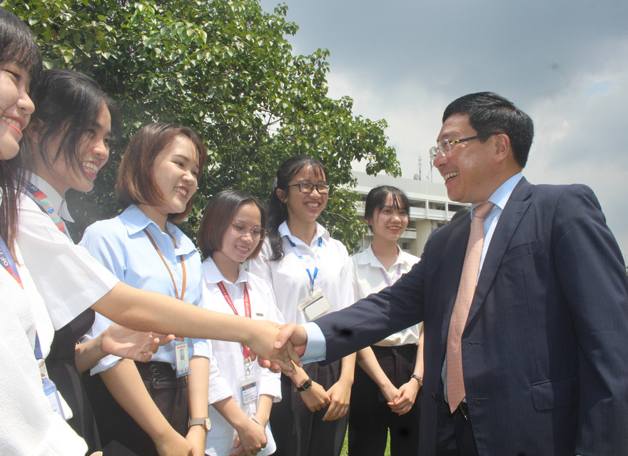 Phó Thủ tướng Phạm Bình Minh nói chuyện với sinh viên ĐHQG TPHCM