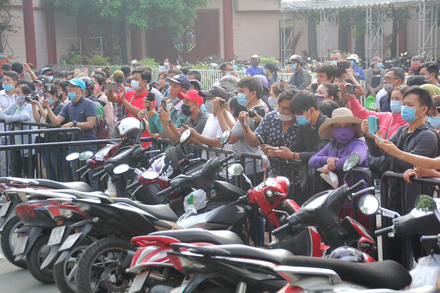 Nhiều YouTubers và người dân có mặt từ sớm theo dõi tang lễ nghệ sỹ Chí Tài