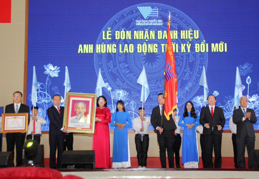 ĐHQG TPHCM đón nhận danh hiệu Anh hùng lao động thời kỳ đổi mới