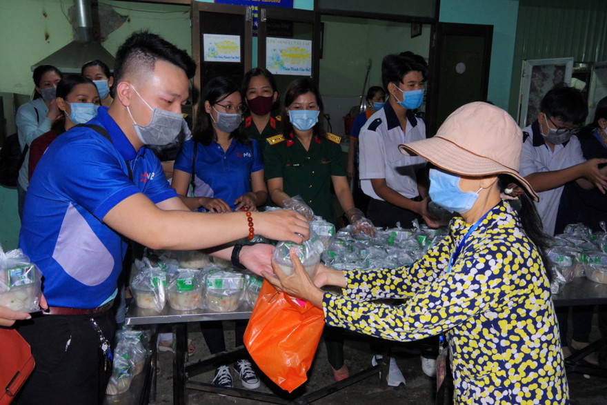 Tặng 1.000 phần ăn nghĩa tình đến người bệnh điều trị dài ngày, có hoàn cảnh khó khăn