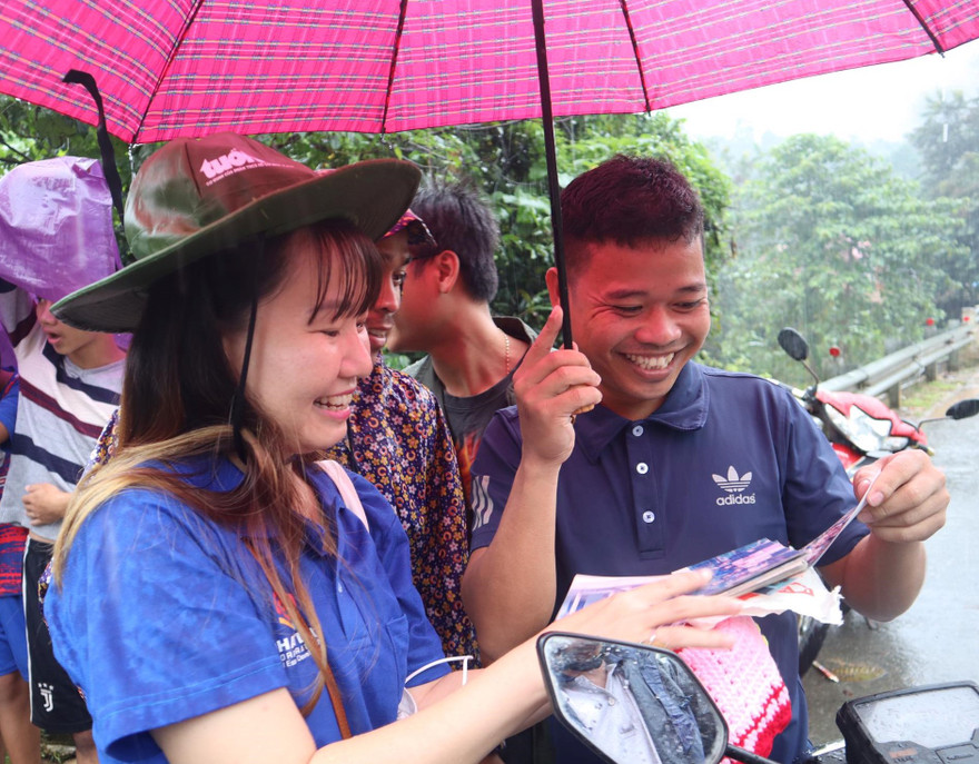 Cựu chiến sỹ tình nguyện chia sẻ công trình ý nghĩa với bà con vùng xa trong ngày mưa bão