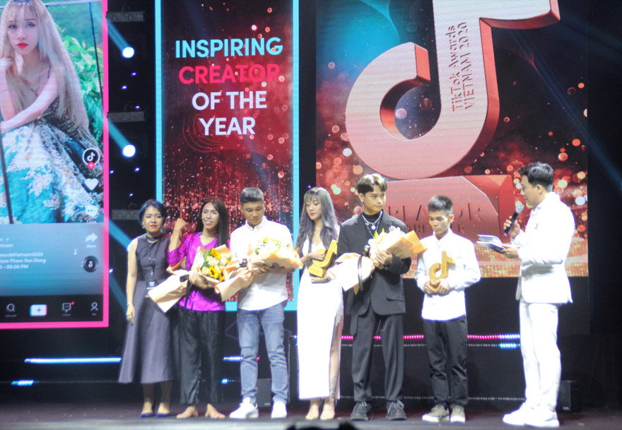 Anh chăn bò Ytiet, mẹ đơn thân thắng giải 'sáng tạo truyền cảm hứng'