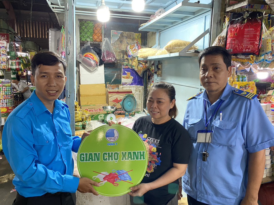 Bạn trẻ TP HCM chung tay giảm rác thải nhựa tại chợ dân sinh, chung cư