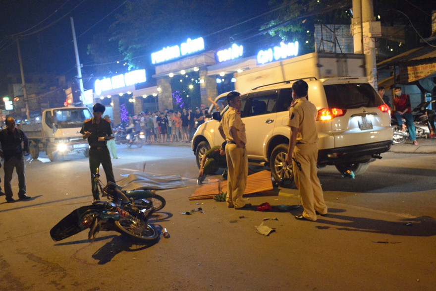 Chở nhau bằng xe máy không đội mũ bảo hiểm, 2 thanh niên tử vong