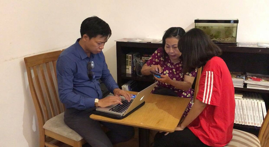 Chị L. làm việc với luật sư trước khi nộp đơn tố giác lên công an.