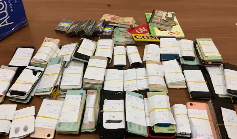 Nhiều tang vật bị thu giữ.