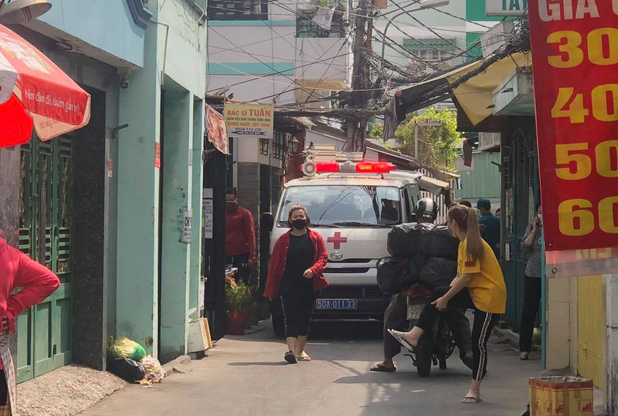 Lực lượng chức năng xử lý khu vực có người nghi nhiễm Covid-19.