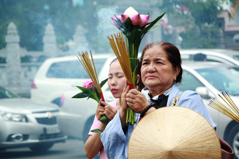 Lên chùa lễ Phật, thỉnh chuông cầu an ngày rằm tháng Giêng