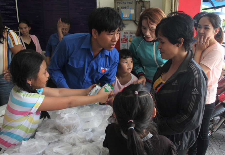 600 phần cơm, cháo nghĩa tình dành tặng người lao động nghèo