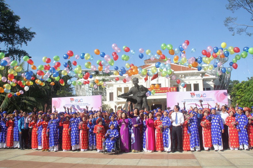 Khoảnh khắc hạnh phúc của 100 cặp đôi trong ngày Quốc khánh