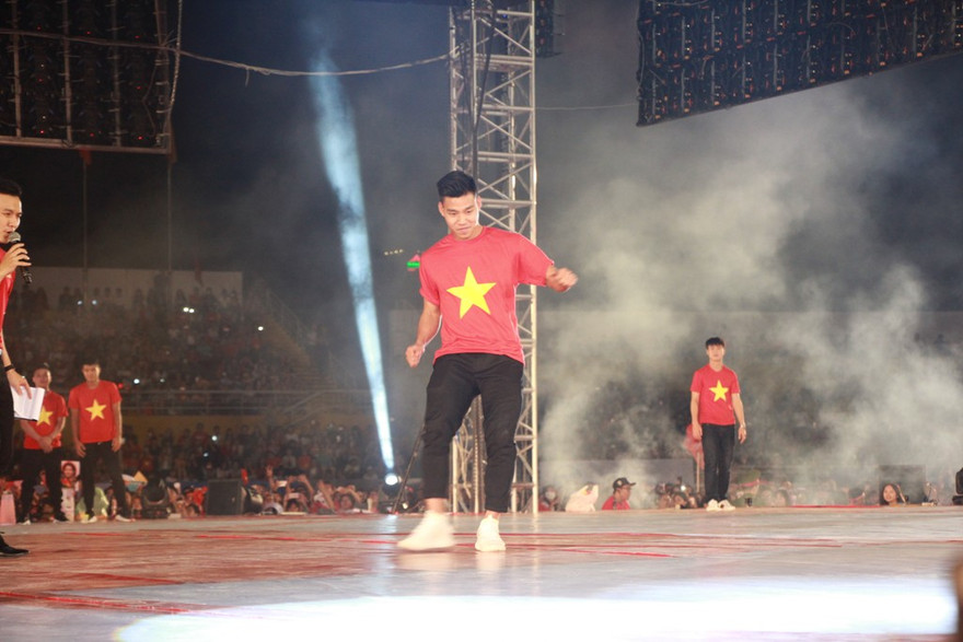 Văn Thanh tái hiện 'dáng đứng lịch sử' tại chảo lửa Thống Nhất