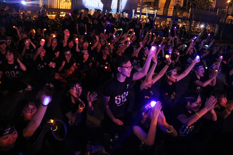 Giới trẻ Sài Gòn chung tay tắt đèn Giờ Trái đất 2018