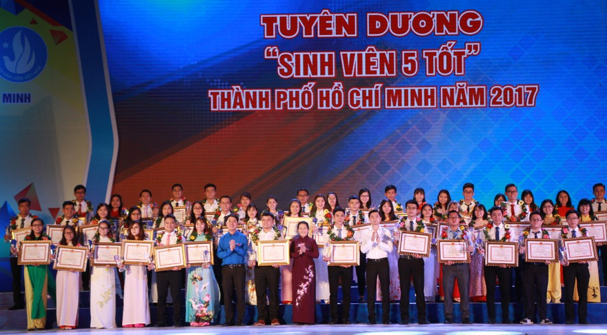 Tuyên dương 102 'Sinh viên 5 tốt' và 113 'Học sinh 3 tích cực'