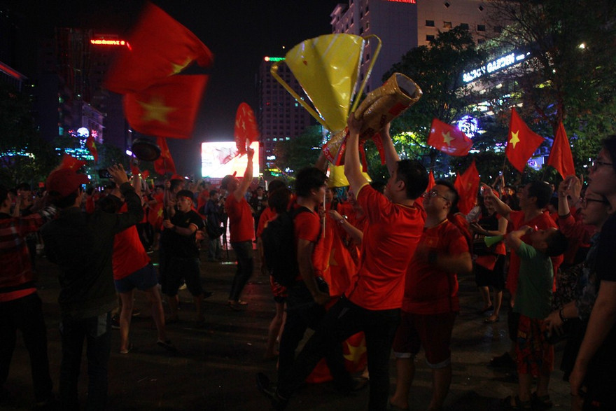 Du khách gõ chiêng chung vui cùng người hâm mộ Việt 