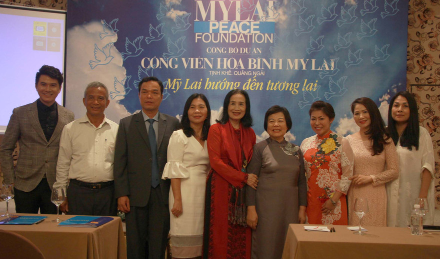 Lãnh đạo tỉnh Quảng Ngãi chụp ảnh lưu niệm cùng các cơ quan, đơn vị thực hiện dự án tại buổi họp báo 