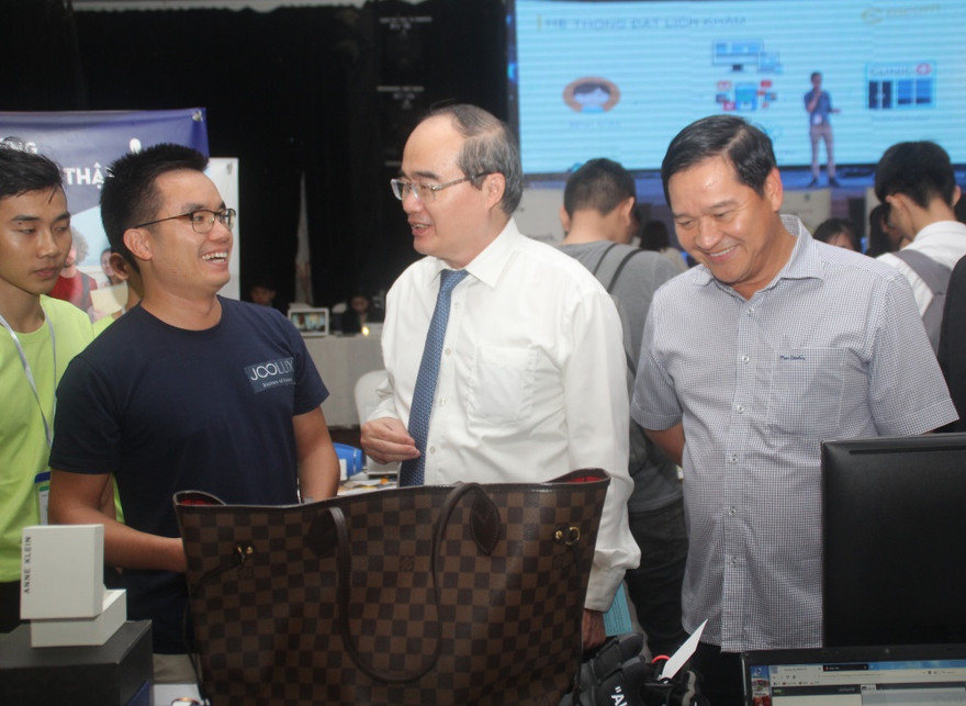 Bí thư Thành ủy TPHCM 'đi học' tại cuộc trình diễn khởi nghiệp