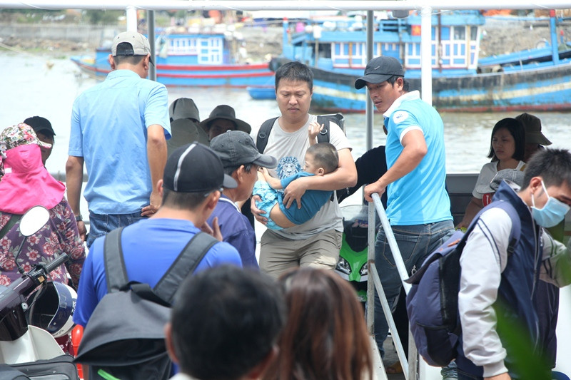 Hơn 2.200 hành khách mắc kẹt ở đảo Lý Sơn vào bờ an toàn