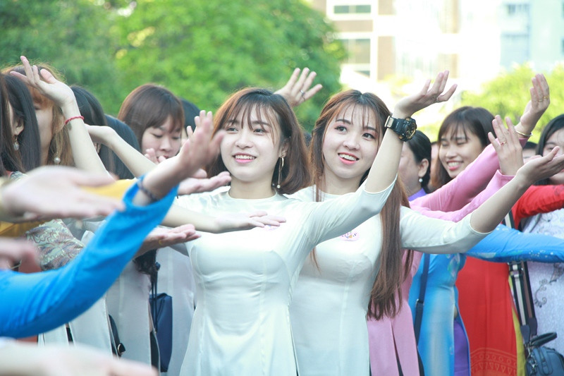 Hàng nghìn người khoe sắc với tà áo dài Việt trên phố đi bộ 