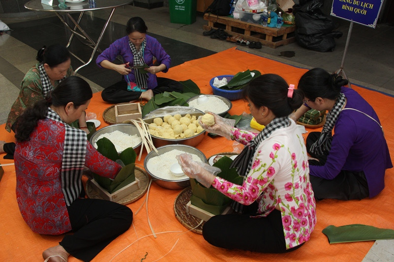 Thi gói bánh chưng dâng lên Quốc tổ Hùng Vương 