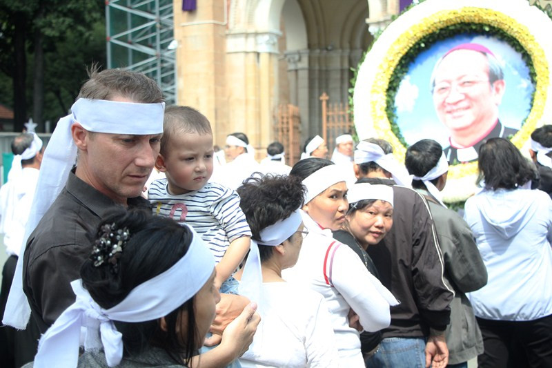 Hàng ngàn giáo dân vấn khăn tang viếng Đức Tổng giám mục Bùi Văn Đọc