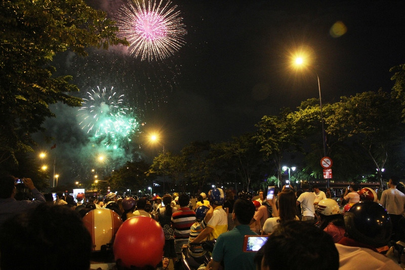 Pháo hoa rực sáng bầu trời TPHCM đêm 30/4