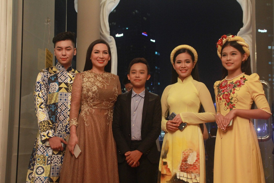 Phi Nhung đưa các con nuôi lên thảm đỏ giải Mai Vàng 