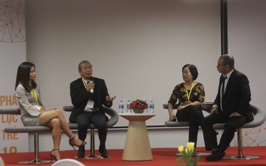Các diễn giả chia sẻ tại chương trình