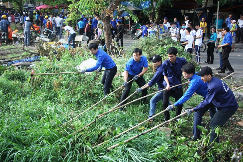 Bạn trẻ chung tay làm đẹp khu phố ngày Chủ nhật xanh