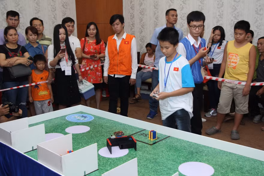 150 học sinh biểu diễn tài năng thi đấu robot tại TPHCM